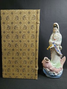 ●観音菩薩像 / 陶器 彩色美麗 金彩 染付 置物 仏様 縁起物 タイ 鯛 陶器人形 箱入り 仏像
