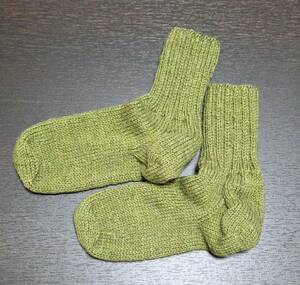 ■手編みの靴下　23センチ～23.5センチ　ウール100％　緑色
