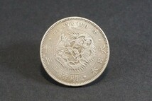 (240)収集家旧蔵品!日本貨幣 新1円銀貨 大型 明治13年◆真正品◆M13 明瞭ウロコ 近10一圓一円 近代銭古銭硬貨mi_画像1