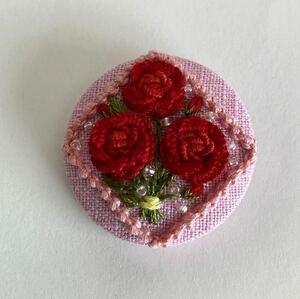 刺繍くるみボタン　ブローチ　薔薇