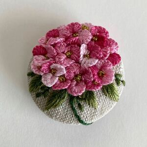 刺繍くるみボタン　ブローチ　紫陽花