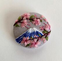 刺繍くるみボタン　ブローチ　富士山と桜_画像1