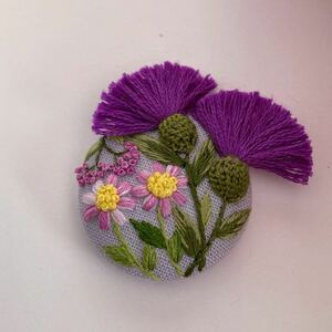 刺繍くるみボタン　ブローチ　野花