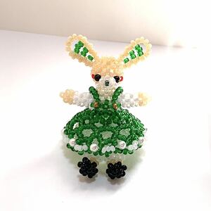 サロペットうさぎちゃん　緑　ビーズドール　ビーズ細工　Amigurumi handmade bead doll ハンドメイド　編みぐるみ　あみぐるみ　overalls