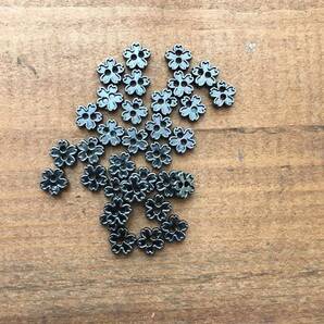 黒×銀色 サクラ型ボタン 約5ｍｍ 20個 極小 桜 サクラ 小さめ ハンドメイド材料 デコ材料 ボタンドール用 人形 ミニチュア用 141の画像2