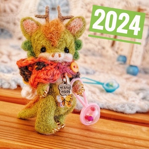 ハンドメイド...*＊2024 干支　辰さん＆フードポンチョ＆蝶＆おもちゃ　羊毛フェルトミニチュア　竜龍辰年置物 ＊*