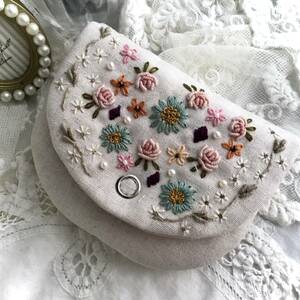 ♪はんど刺繍**プチローズミニケース“多種多様&小花の刺繍…パールビーズ煌”アレンジメント薔薇handmade