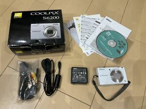 美品　Nikon ニコン COOLPIX S6200 コンパクト デジタルカメラ