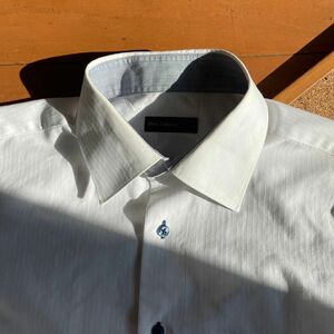 形態安定ワイシャツ 長袖 白　　Dress Camicia 中古品です。襟に薄い汚れあり。