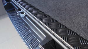 ハイエースバン　２００系　S－GL用　リアスカッフプレート　ナロー用　アルミ製縞板　アルマイトブラックカラー　
