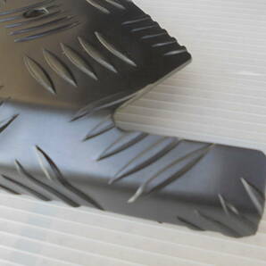 ハイエース ２００系 フロントドアステップカバー タイプ３ アルミ製縞板 ブラックカラー 寒冷地仕様用 アルマイト最終仕上げの画像2