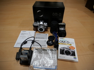 OM-D　E-M10　Mark　Ⅳ。EZダブルズームキット。美品、シャッター回数：676。1日使用のフラッシュ付き。