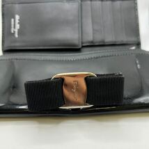 □6583　Salvatore Ferragamo サルヴァトーレフェラガモ 長財布 エナメル ウォレットケース リボン ブラック お財布 レディース_画像9