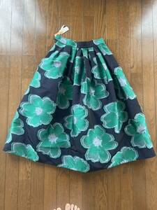 美品SHE Tokyo Anna big flower グリーン 34 張り感のある　フレアスカート