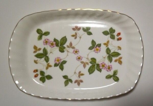 廃盤 ウェッジウッド(Wedgwood) ワールドストロベリー スパイラルトレイー 金彩