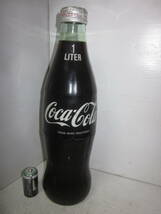 昭和レトロ　超レア物　コカ・コーラ　1リットルサイズ　ガラス瓶　未開栓　中身入り　1980年代　富士コカ・コーラ_画像1