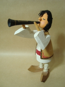 ルーマニア 民芸品★木製 人形 笛吹き★H１３．５ｃｍ