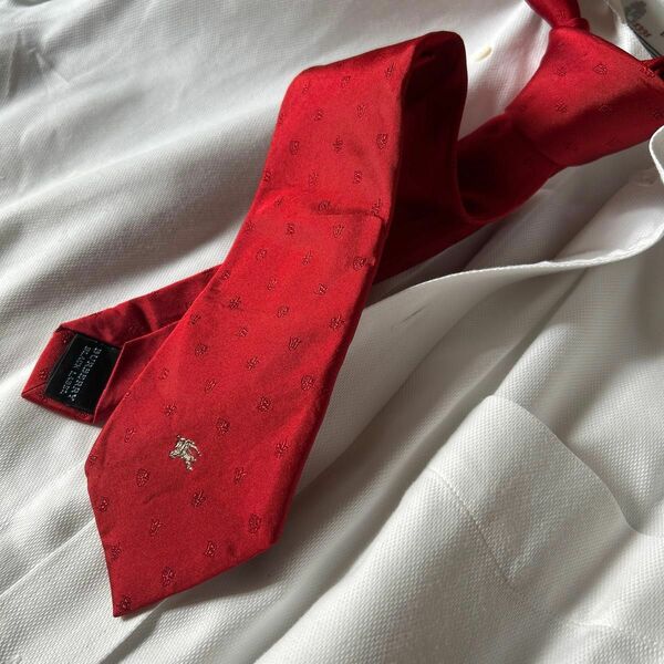 赤　レッド　バーバリーブラックレーベルのネクタイ