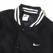 NIKE AS M NK AU VARSITY JKT DQ5011-010- M 軽量の断熱素材と滑らかなタフタ素材の裏地を使用し重ね着しやすいデザイン_画像3