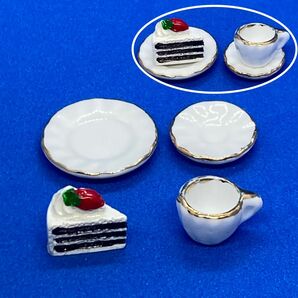 【新品】ミニチュア４点　ストロベリーショートケーキ　デザートプレート　カップ　ソーサー　ホワイト　チョコレートスポンジ　スイーツ