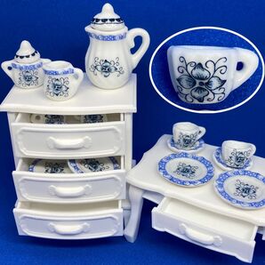 新品ミニチュア17点 ブルーフラワー ティーセット 白チェスト・テーブル引出し可動 カップ&ソーサー プレート ティーポット 陶器