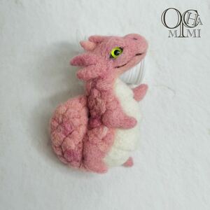 ピンク　ドラゴン　ブローチ　龍　辰　竜　羊毛フェルト ハンドメイド おちゃみみ　西洋ドラゴン　