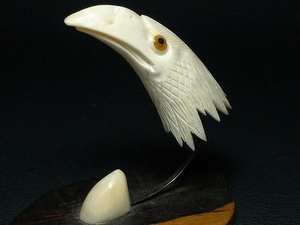 ▲601533*1▲天然素材・象牙風・鷲鷹の頭部彫刻置物・オブジェ・飾り