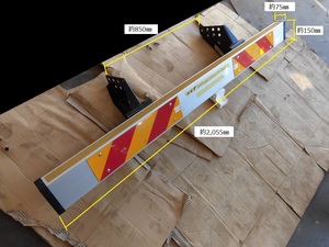 (605）中型用アルミリアバンパー(H4V)、ステー(ボルト付き)、反射板、滑り止めテープ付き 新車外し品