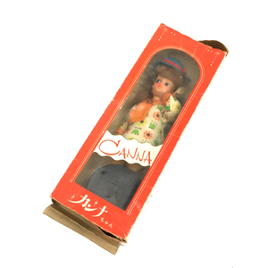 スカーレットの妹 カンナちゃん ドール 人形 全長約23cm ホビー 玩具 おもちゃ 保存箱・台座付き 現状品