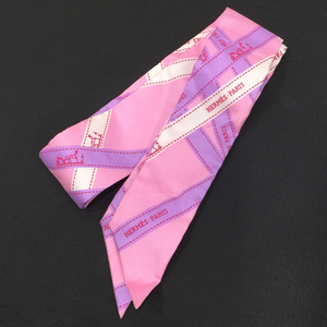 エルメス ツイリー スカーフ 英字ロゴ 総柄 シルク 100% 品質表示タグ有り ピンク 保存箱付き HERMES QR014-303