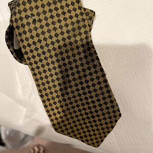 1980年作品 ヴィンテージ・ネクタイ　オールド・ネクタイ　かっこいい柄です　細身のネクタイ　お値打ち品　無傷です　希少