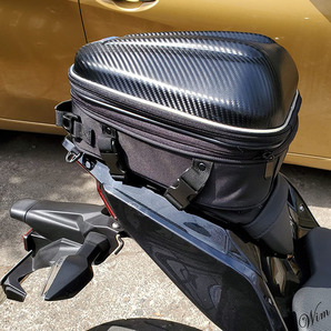 ◆型崩れしないセミハード形状◆ シートバッグ 容量10－14L EVA製 簡単装着 バイク オートバイ アクセサリー ツーリング カーボン調