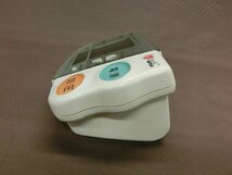 【O-6092】OMRON オムロン デジタル自動血圧計 HEM-780 ファジィ 通電確認済 収納ケース付 現状品【千円市場】_画像2