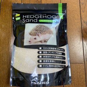 小動物用品セット。砂、おもちゃ(直径15㎝)、サイレントホイール(25㎝)、爪切り、水入れ、ケース(27x20 x高20㎝)です。