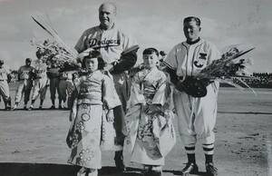 Lサイズの白黒生写真/オルストン監督と水原監督への花束贈呈　昭和31年ブルックリン・ドジャースとの日米野球にて