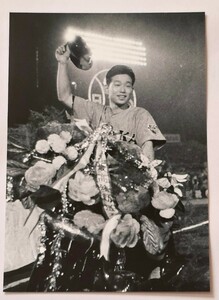 Lサイズの白黒生写真/最高殊勲選手に輝いた、吉田義男選手(阪神)