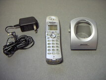 ジャンク　パナソニック 電話機 コードレス電話機 子機のみ KX-FKN521-S 充電台　充電コード付き　Panasonic _画像2