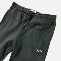 ◆470新品【メンズXL】黒 オークリー（OAKLEY）ゴルフにオススメ パンツ スウェット 速乾 テーパード ジョガーパンツ 肉厚_画像2