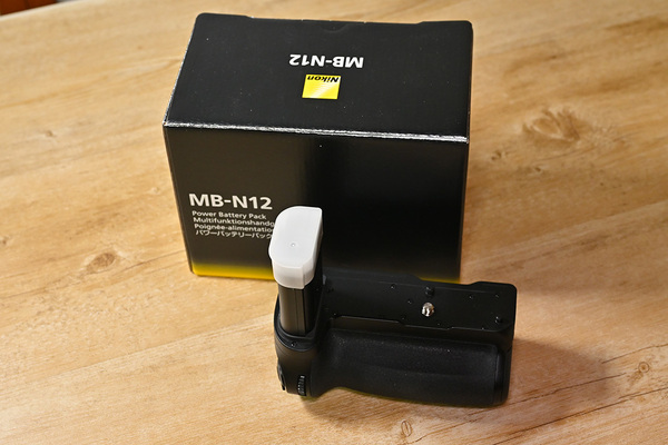 中古美品　　ニコン NIKON MB-N12 [パワーバッテリーパック Z 8用]Nikonミラーレス機 Z8専用のバッテリーグリップ（縦位置グリップ）です。
