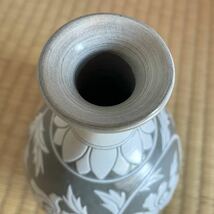 粉青沙器 名工 劉炳豪 作 粉青沙器掻落花文瓶 高17cm 共箱 徳利 花器 花入 釜谷陶房 申相浩 李朝_画像4