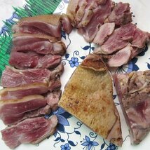 旨味の強い、炙り「鶏刺し、モモ肉500g位」国産、長期飼育で味の濃い熟鶏を使用　-鶏タタキ-_画像6