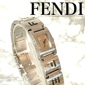 稼動品　FENDI フェンディ　ロゴベルト　バングル　腕時計　2