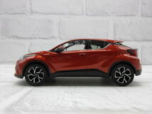 ミニカー 1/30 トヨタ C-HR CHR 後期 オレンジメタリック ディーラー展示用 色見本 カラーサンプル モデルカー_画像1