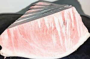 【特価】業務用養殖本鮪（マルタ産）背下/中トロブロック端材 920g★１ブロック入り（６枚にカット済み ）