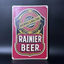 【53487】アメリカ雑貨 メタルサインプレート② RAINIER BEER. 幅30×45㎝ 店舗ディスプレイ ブリキ看板 現状品_画像1