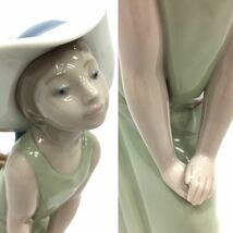 LLADRO リヤドロ 麦わら帽子をかぶった好奇心旺盛な女の子 少女 フィギュリン 陶器人形 女の子 aq9274_画像3