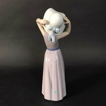 ER0111-32-3 リヤドロ LLADRO 若草色の少女 5011 女性 帽子 ワンピース 女の子 置物 インテリア 陶器 人形 26×10×8㎝ 80サイズ_画像3