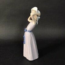 ER0111-32-3 リヤドロ LLADRO 若草色の少女 5011 女性 帽子 ワンピース 女の子 置物 インテリア 陶器 人形 26×10×8㎝ 80サイズ_画像2