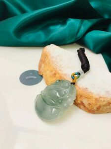 [P00-001] ジェイド　JADE ヒスイ　本翡翠　ペンダント　彫刻　天然石　一点物　ミャンマー産　氷種　飄花　グリーン　