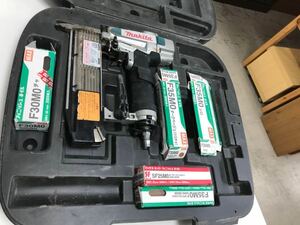 ロ2401-3046 makita 仕上釘打ち機　50㎜　フィニッシュネイラ　エアー工具　AF502N ケース付　動作確認済み　120サイズ発送予定